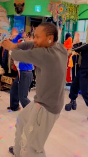 JOLEY workshop DONE ❤️‍🔥⚡️ 
アムステルダムより来日中の　@bjoley によるエレクトロワークショップが開催されました🙏✨

腕の使い方をはじめ、
JOLEYならではの“FLOW”とコレオを
みんな全身で楽しんでいました✨

Electro keeps evolving ⚡️🇳🇱🇯🇵