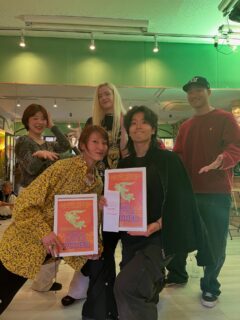 FUSION BATTLE vol.2 ✨

ご来場いただいたみなさん
ありがとうございました🙏✨

世代がクロスし、
ジャンルを越え、
ピュアなグルーヴで包まれた一日。

その空気を制した
FUSION BATTLE vol.2 優勝者は… 🔥

🏆 Under 15
龍星
@dragonbozzzz710

🏆 Open 2on2
Jasmine & DOGGY-B
@jasmine_mazlika
@kairi_doggy

おめでとうございます❗️
エネルギーに溢れたムーブ、最高でした‼️

⸻

そして今回も、
さまざまな角度からFUSIONを盛り上げてくれているメンバーでのvol.2となりました🔥

🌞 JUDGES
TEMPLE D @temple__d
SHAYPE @shaype
BUD @mei__bud

🌞 BATTLE DJ
OnokUro @show.o_nokuro

🌞 MC
TETSU @ttr_droopy

⸻

FUSIONならではの空気感の中、
子どもから大人までが
踊りを通じて繋がり合える場として、
これからも大切に開催していきます‼️

次回 vol.3 もお楽しみに☀️🔥